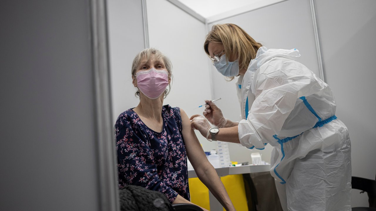 Photo: A woman gets a shot of vaccine against the coronavirus disease (COVID-19) in the Usce shopping mall, where the first 100 vaccinated will receive a discount voucher worth 3,000 dinars ($30.74) secured by mall's management and retailers, in Belgrade, Serbia, May 6, 2021. Credit: REUTERS/Marko Djurica