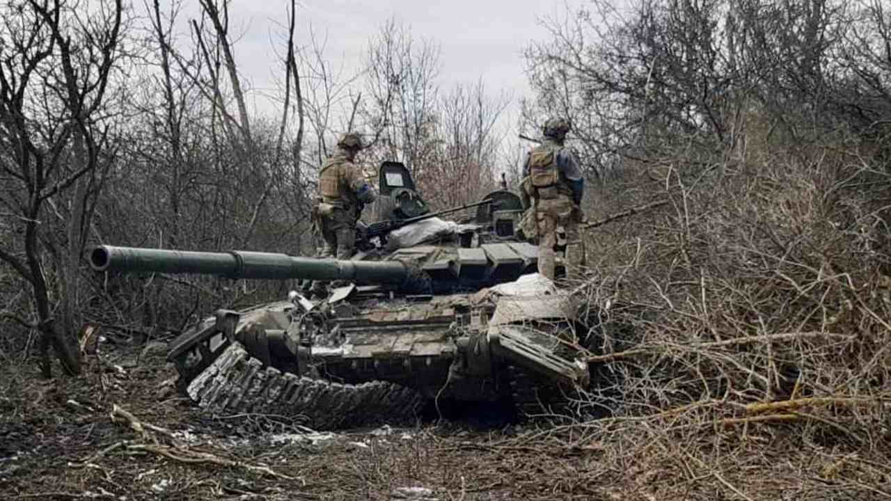 Photo: The Russian army lost 3 tanks and BMP-2 IFV. The vehicles were damaged and later captured by Ukrainian forces. Credit: @UAWeapons via Twitter