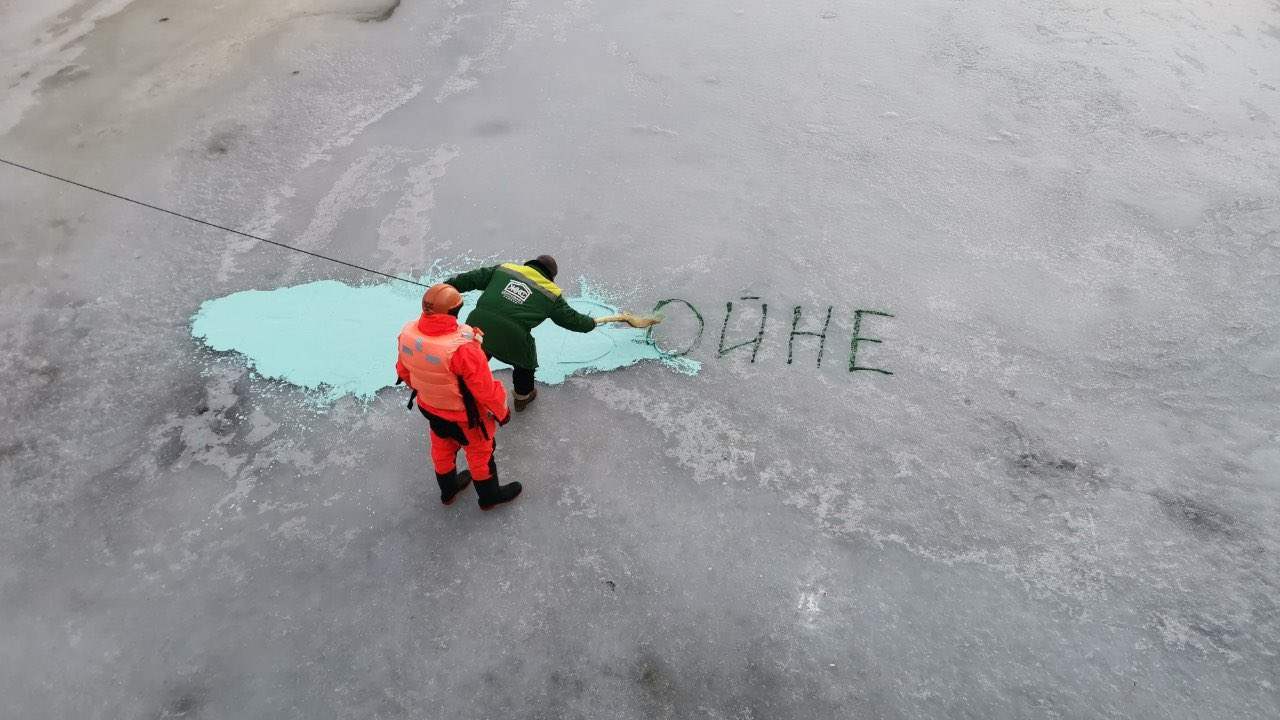 Photo: “Not to war” carved into the ice on the Moyka River in St. Petersburg. Rusian City Workers are shown trying to paint over the words in the ice. Credit: Eilish Hart via Twitter