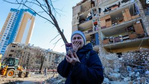 Photo: A Ukrainian woman cries outside a destroyed residential building by artillery in a residential area in Kyiv amid Russian Invasion, in Kyiv, Ukraine, 18 March 2022. Credit: Ceng Shou Yi/NurPhoto