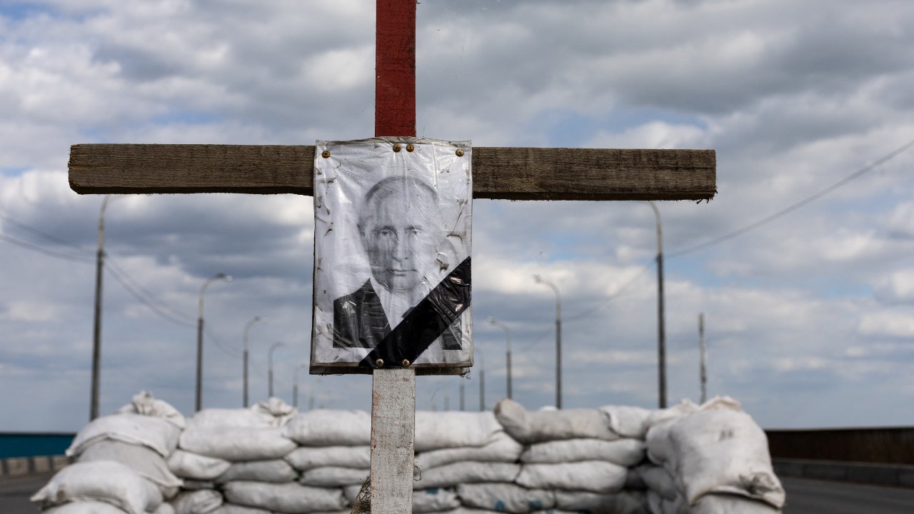Photo: portrait of Russian President Vladimir Putin in a cross depicting his tomb is seen at a checkpoint outside Dnipro amid Russia's invasion of Ukraine, May 10, 2022. Credit: REUTERS/Jorge Silva