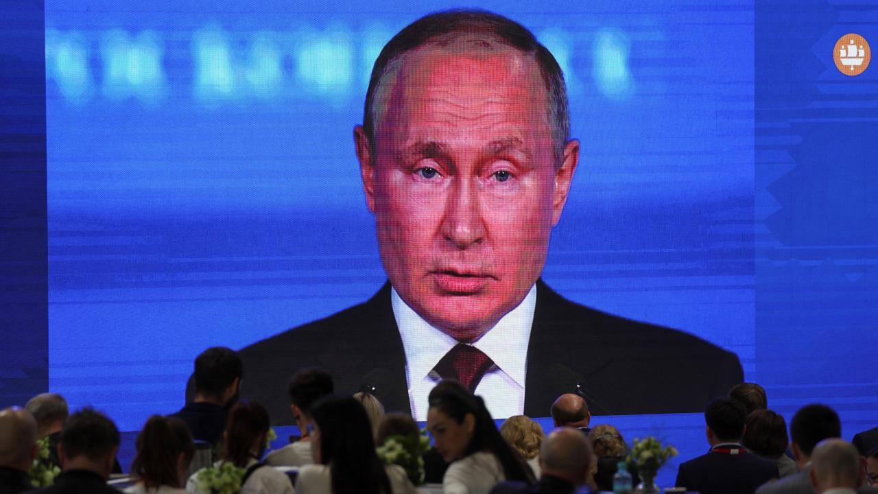 Photo: Participants gather near a screen showing Russian President Vladimir Putin, who delivers a speech at the St. Petersburg International Economic Forum (SPIEF) in Saint Petersburg, Russia June 17, 2022. Credit: REUTERS/Anton Vaganov.