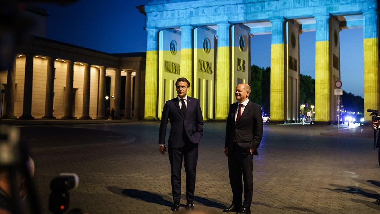 Photo: Emmanuel Macron and Olaf Scholz stand together. Credit: Federal Government/Denzel.