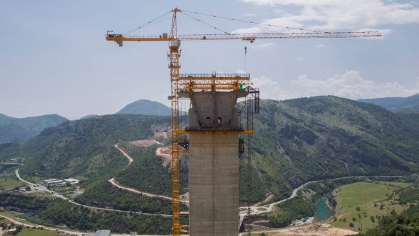 Photo: Chinese Workers are seen at the bridge construction site of the Bar-Boljare highway in Bioce, Montenegro June 11, 2018. Picture taken June 11, 2018. Credit: REUTERS/Stevo Vasiljevic
