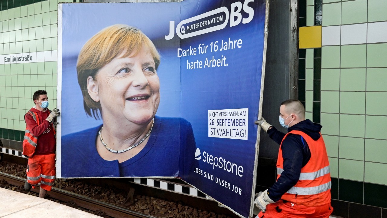 Photo: Workers remove an advertisement showing German Chancellor Angela Merkel with a slogan that reads "Mother of Nation - Thanks For 16 Years of Hard Work" before the upcoming state elections in Hamburg, Germany September 24, 2021. Credit: REUTERS/Fabian Bimmer