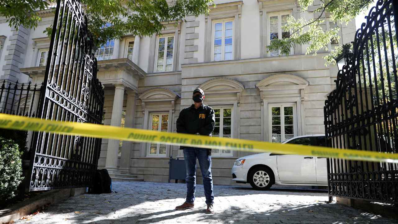 Photo: An FBI agent mans his post as the U.S. law enforcement agency conducted a raid at Russian oligarch Oleg Deripaska's home in Washington, U.S., October 19, 2021. REUTERS/Tom Brenner.