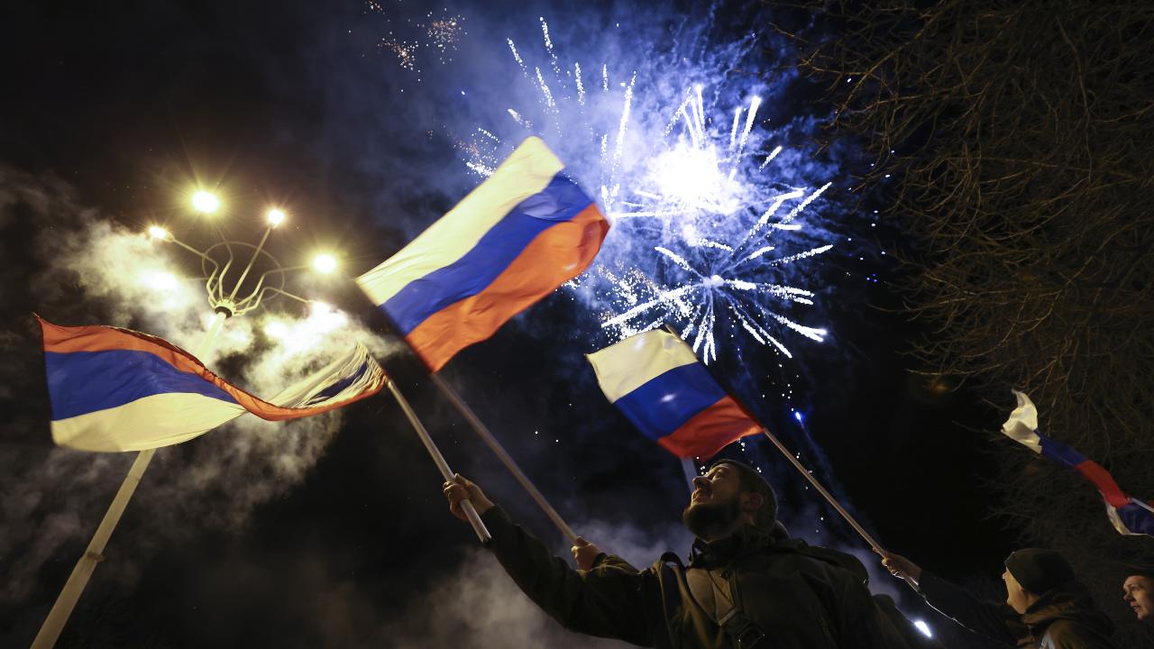 Photo: DONETSK, UKRAINE - FEBRUARY 21, 2022: Donetsk residents celebrate recognition of their independence by Russia. Russian President Putin signed decrees recognizing independence of the Donetsk and Lugansk People's Republics on February 21, 2022. Credit: Alexander Ryumin/TASS