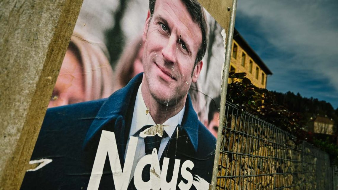 Photo: France, Cours-la-Ville, 2022-04-18. Emmanuel Macron s campaign poster for Presidential election. Photograph by Adrien Fillon / Hans Lucas. France, Cours-la-Ville, 2022-04-18. Affiche de campagne d Emmanuel Macron pour l election presidentielle. Credit: Photographie par Adrien Fillon / Hans Lucas.