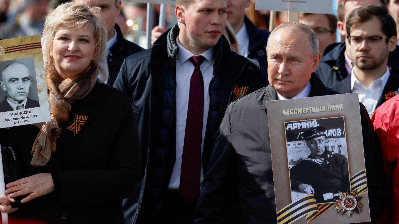 Photo: Russian President Vladimir Putin holds a portrait of his father, war veteran Vladimir Spiridonovich Putin, as he takes part in the Immortal Regiment march on Victory Day, which marks the 77th anniversary of the victory over Nazi Germany in World War Two, in central Moscow, Russia May 9, 2022. Credit: REUTERS/Maxim Shemetov.