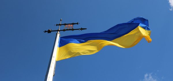https://pixabay.com/photos/flag-ukraine-sky-3586425/