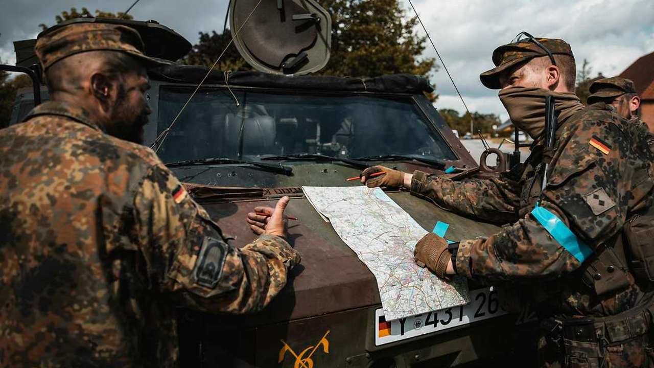 Photo: German soldiers looking over a map of Ukraine. Credit: Bundeswehr via Twitter.