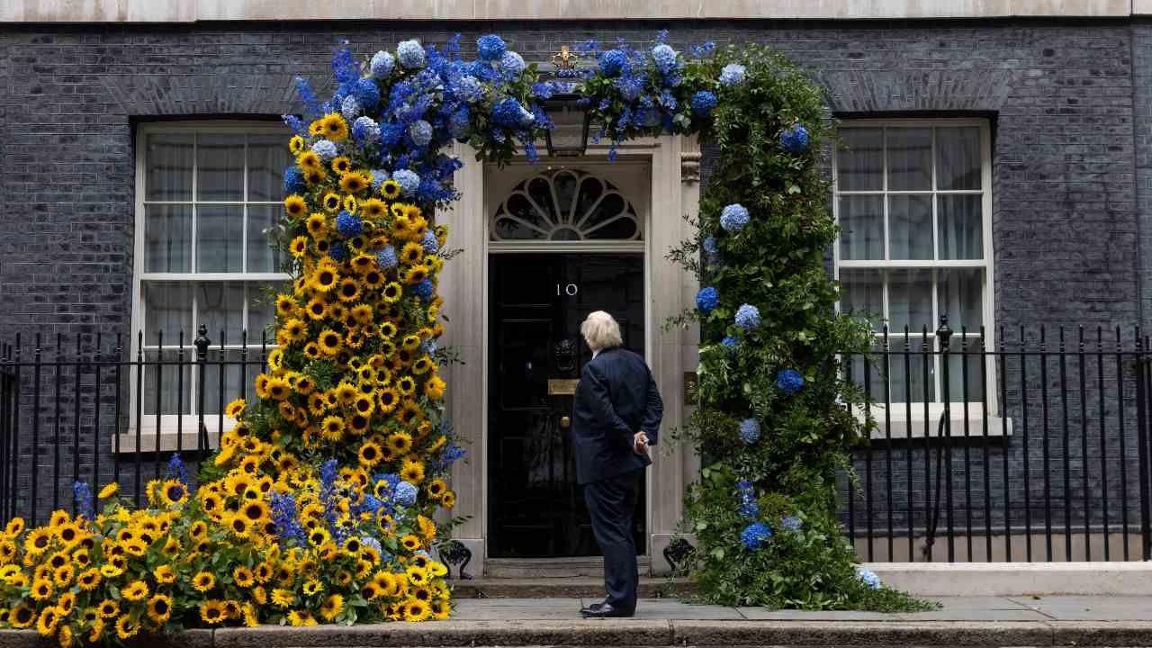 Photo: Downing Street is adorned with sunflowers, the national flower of Ukraine, on the eve of Ukraine’s Independence Day. Credit: UK Prime Minister via Twitter @10DowningStreet.