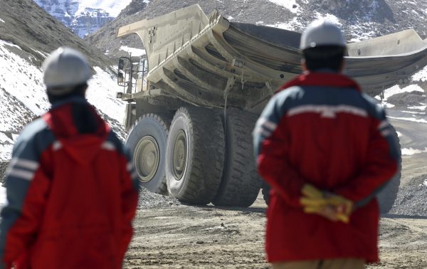 Photos: Miners watch a truck at the Los Bronces copper mine, some 65 km (40 miles) northeast of Santiago city and 3500 meters above sea level, March 12, 2008. Credit: REUTERS/Ivan Alvarado