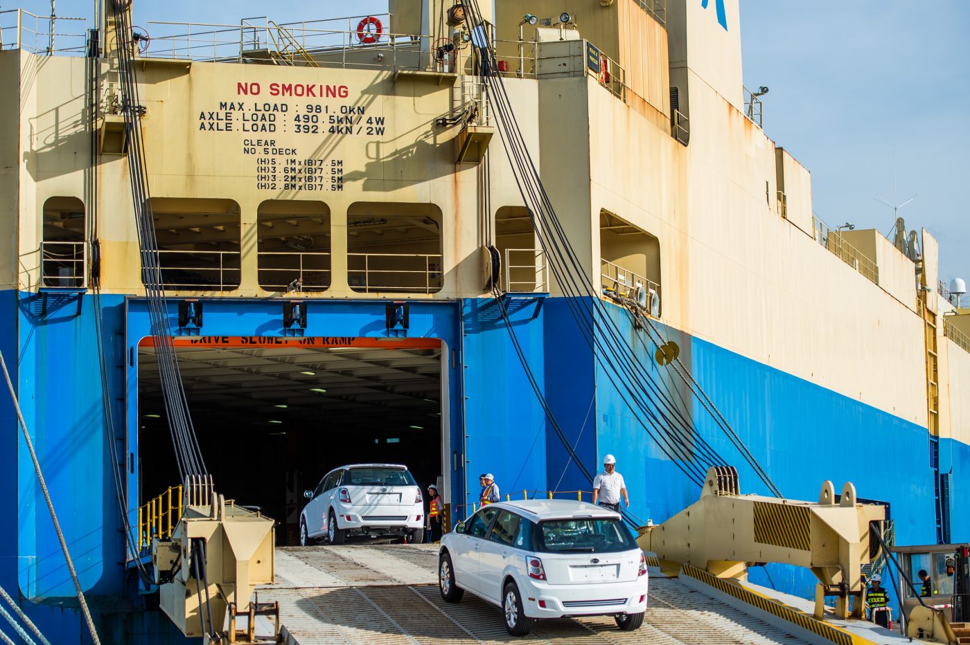 Photo: BYD pure electric e6 cars to be exported to Thailand drive into a cargo ship at the Dachanwan Port in Shenzhen city, south China's Guangdong province, 12 July 2018. China's battery and electric car maker BYD Co Ltd delivered 100 pure electric e6 cars to Thailand on Thursday (12 July 2018). These electric cars will be VIP taxis in Bangkok. Credit: Blanches via Rueters