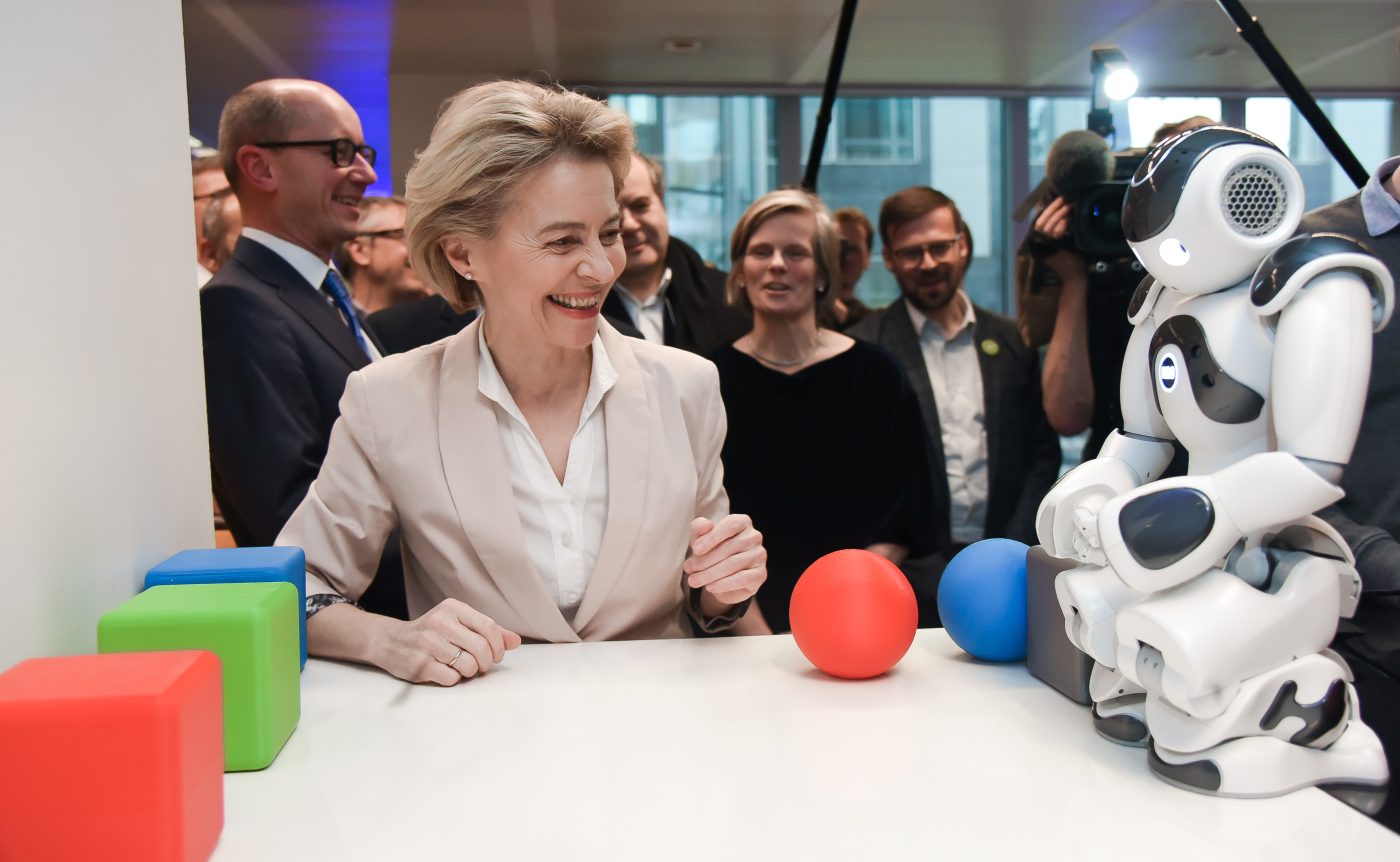 Photo: Ursula von der Leyen, President of the European Commission, visits the Artificial Intelligence (AI) Xperience center at the VUB (Vrije Universiteit Brussel). Credit: Jennifer Jacquemart/European Commission