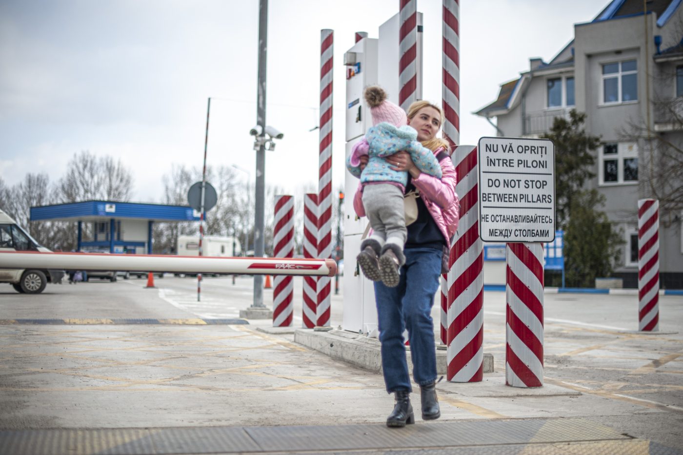Photo: Ukrainian woman, who fled the war with her son, after crossing the border into Moldova, waiting to be transported to a reception centre. Palanca, territorial border between Moldova and Ukraine on March 18, 2022. Credit: Andrea Mancini/NurPhoto