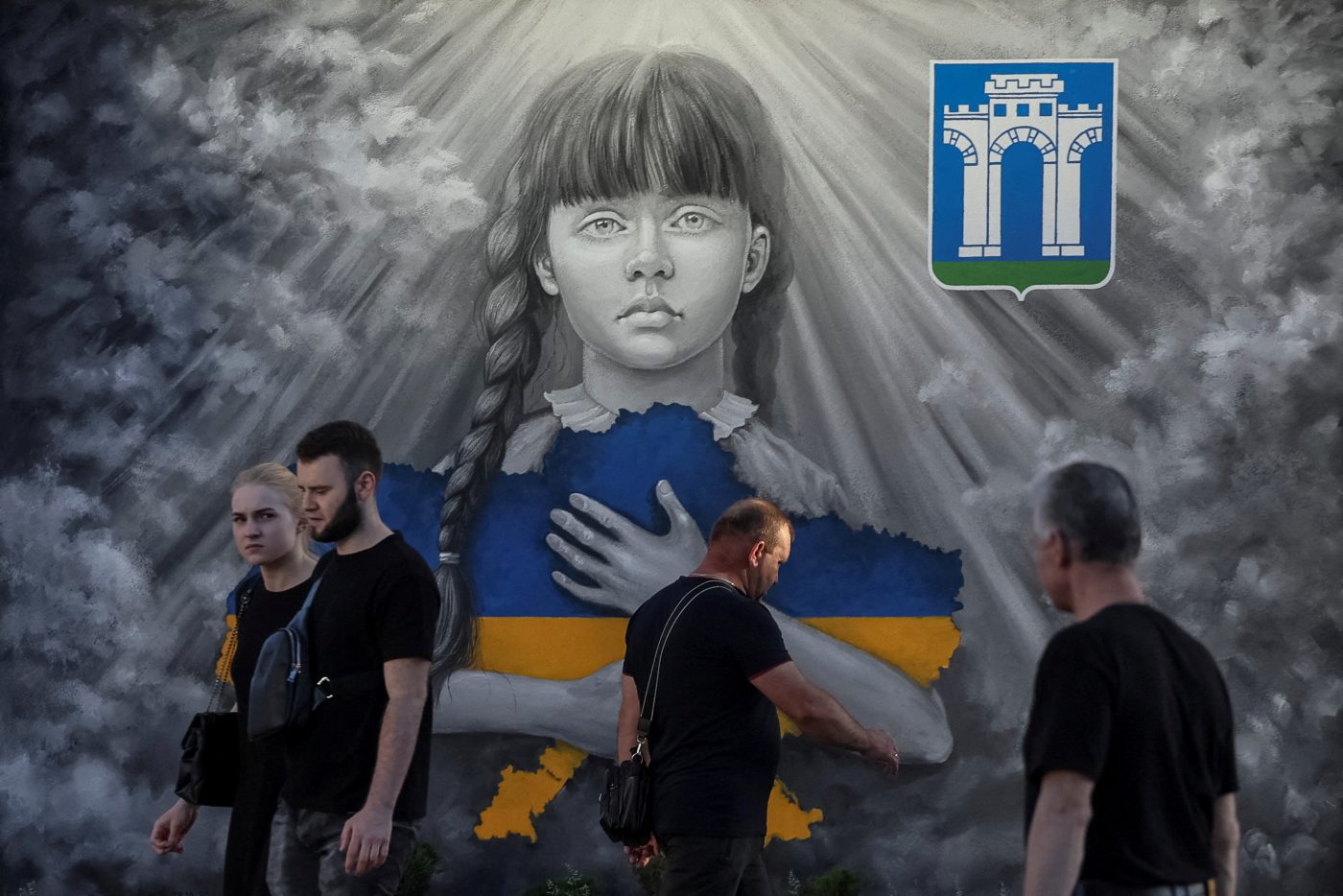 Photo: People pass by a patriotic mural, amid Russia's attack on Ukraine, in central Rivne, Ukraine May 31, 2023. Credit: REUTERS/Gleb Garanich