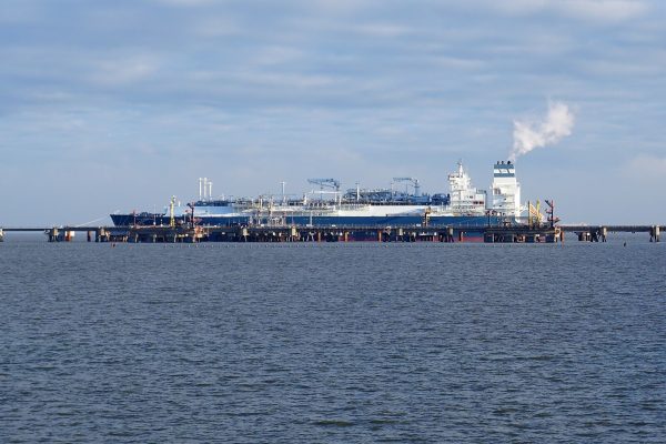 Photo: The floating LNG storage and evaporation ship Höegh Esperanza moored at LNG terminal Wilhelmshaven. Credit: Ein Dahmer via Wikimedia Commons. https://commons.wikimedia.org/wiki/File:HOEGH_ESPERANZA_3750.jpg