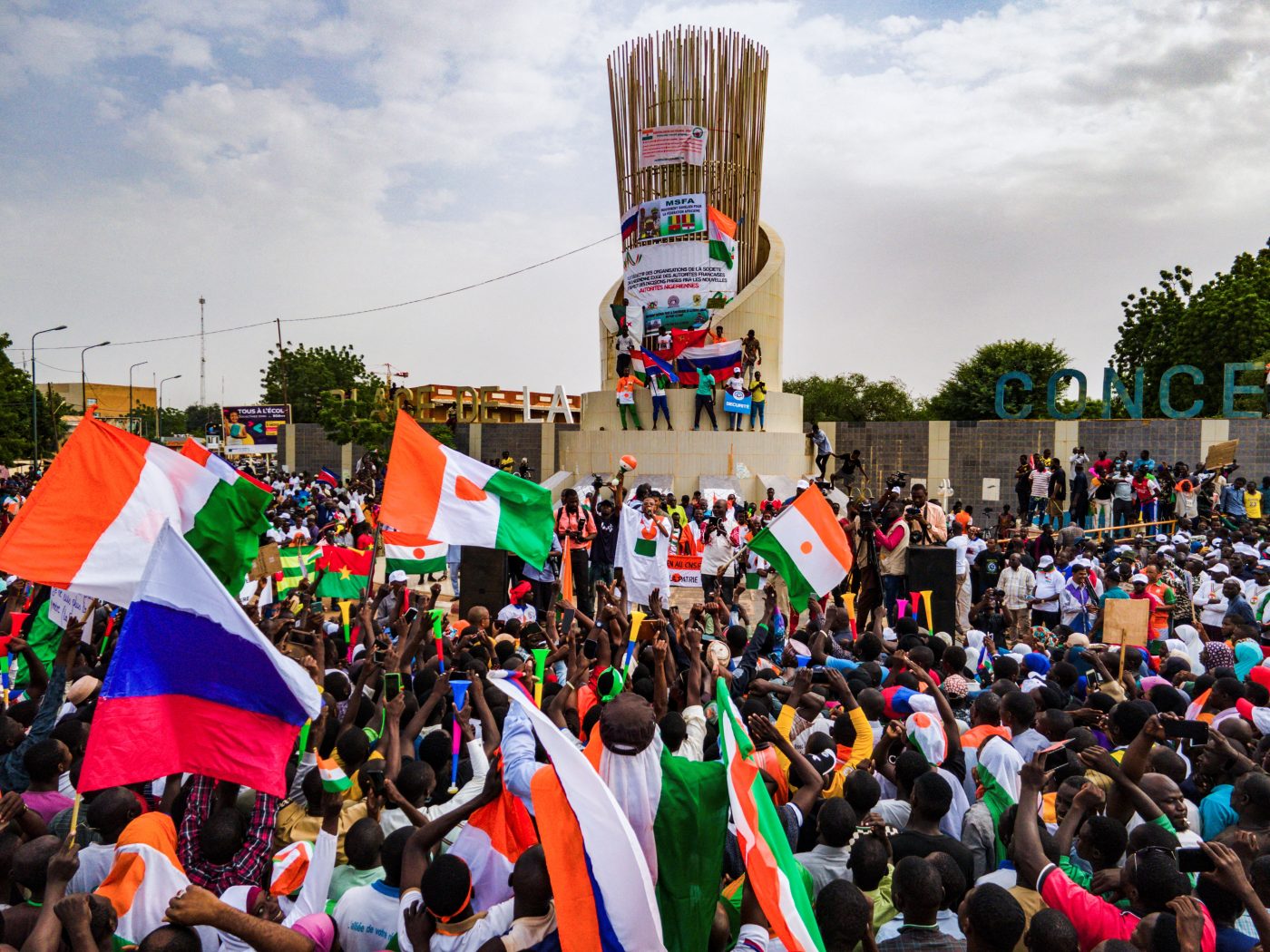 Photo: Thousands of anti-sanctions protestors holding Nigerien flags and Russian flags gather in support of the putschist soldiers in the capital Niamey, Niger August 20, 2023. Credit: REUTERS/Mahamadou Hamidou