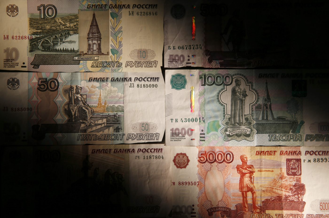 Photo: Russian rouble banknotes are seen in this illustration picture taken in Moscow, September 30, 2014. Russia's central bank said on Tuesday it did not plan to implement "any kind" of capital controls, after a news report saying the bank was considering such controls sent the rouble plunging to a new all-time against a dollar-euro basket. Picture taken September 30, 2014. Credit: REUTERS/Maxim Zmeyev RUSSIA - Tags: BUSINESS