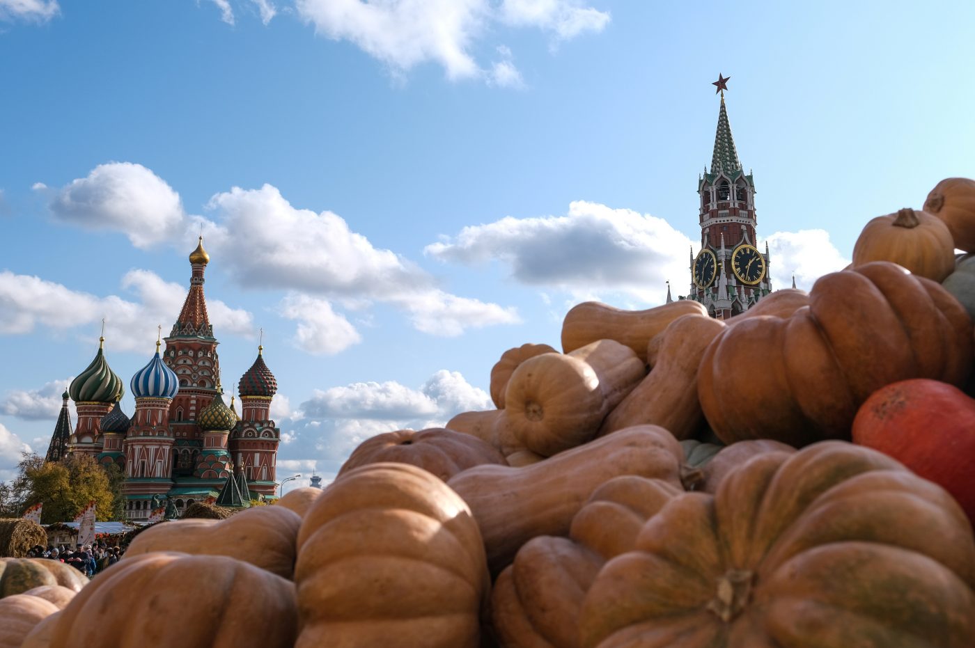 Photo: Pumpkins are pictured during the Golden Autumn festival at the Red Square, as the Spasskaya tower of the Kremlin and St. Basil's Cathedral are seen in the background, in Moscow, Russia October 8, 2019. REUTERS/Evgenia Novozhenina