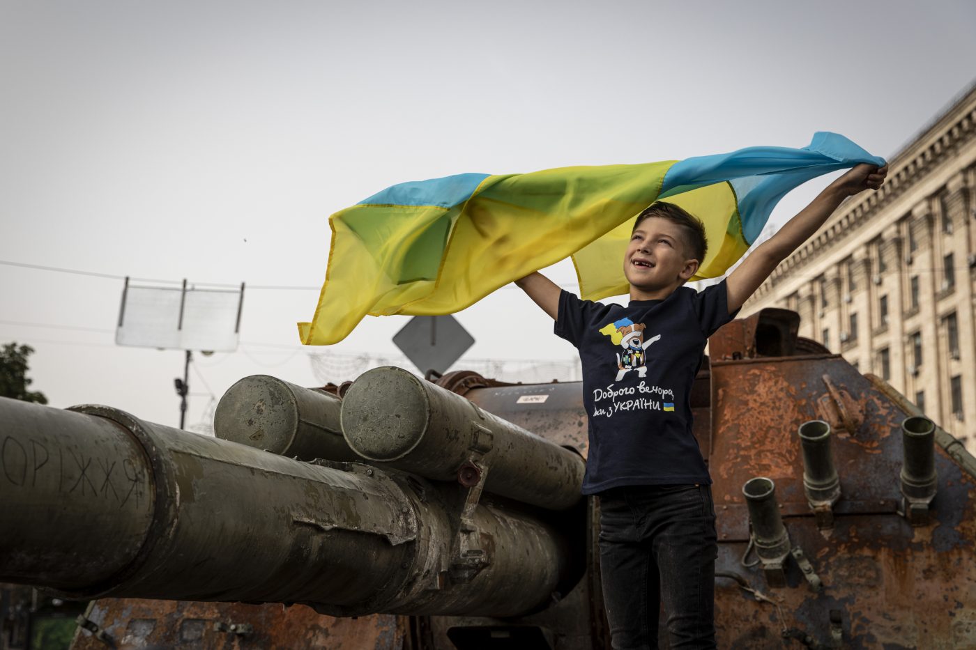 Photo: Boy Dima waves his Ukrainian flag as he stands on the wreckage of destroyed Russian artillery in Kyiv. As dedicated to the upcoming Independence Day of Ukraine, and nearly 6 months after the full-scale invasion of Ukraine on February 24, the country's capital Kyiv held an exhibition on the main street of Khreschaytk Street showing multiple destroyed military equipment, tanks and weapons from The Armed Forces of The Russian Federation (AFRF). As the Russian full invasion of Ukraine started on February 24, the war has killed numerous civilians and soldiers, nearly 9000 Ukrainian military personnel have been killed in the war with Russia, the head of Ukraine's armed forces said on Monday, August 22, 2022. Credit: (Photo by Alex Chan Tsz Yuk / SOPA Images/Sipa USA)No Use Germany.