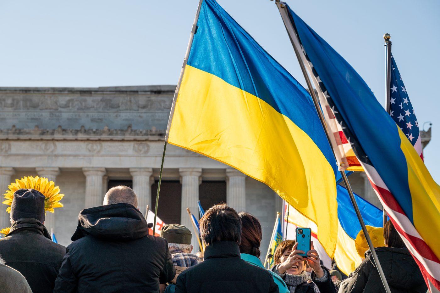 Photo: February 20, 2022 - Washington, DC, United States: People with Ukrainian and American flags in front of the Lincoln Memorial at the Stand With Ukraine rally. Credit: (Photo by Michael Brochstein/Sipa USA)No Use Germany.