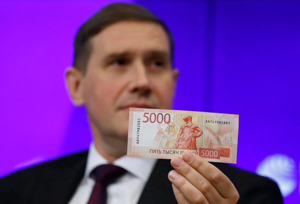 Photo: Deputy Governor of the Bank of Russia Sergey Belov holds the newly designed Russian 5000-rouble banknote during a presentation in Moscow, Russia October 16, 2023. Credit: REUTERS/Maxim Shemetov