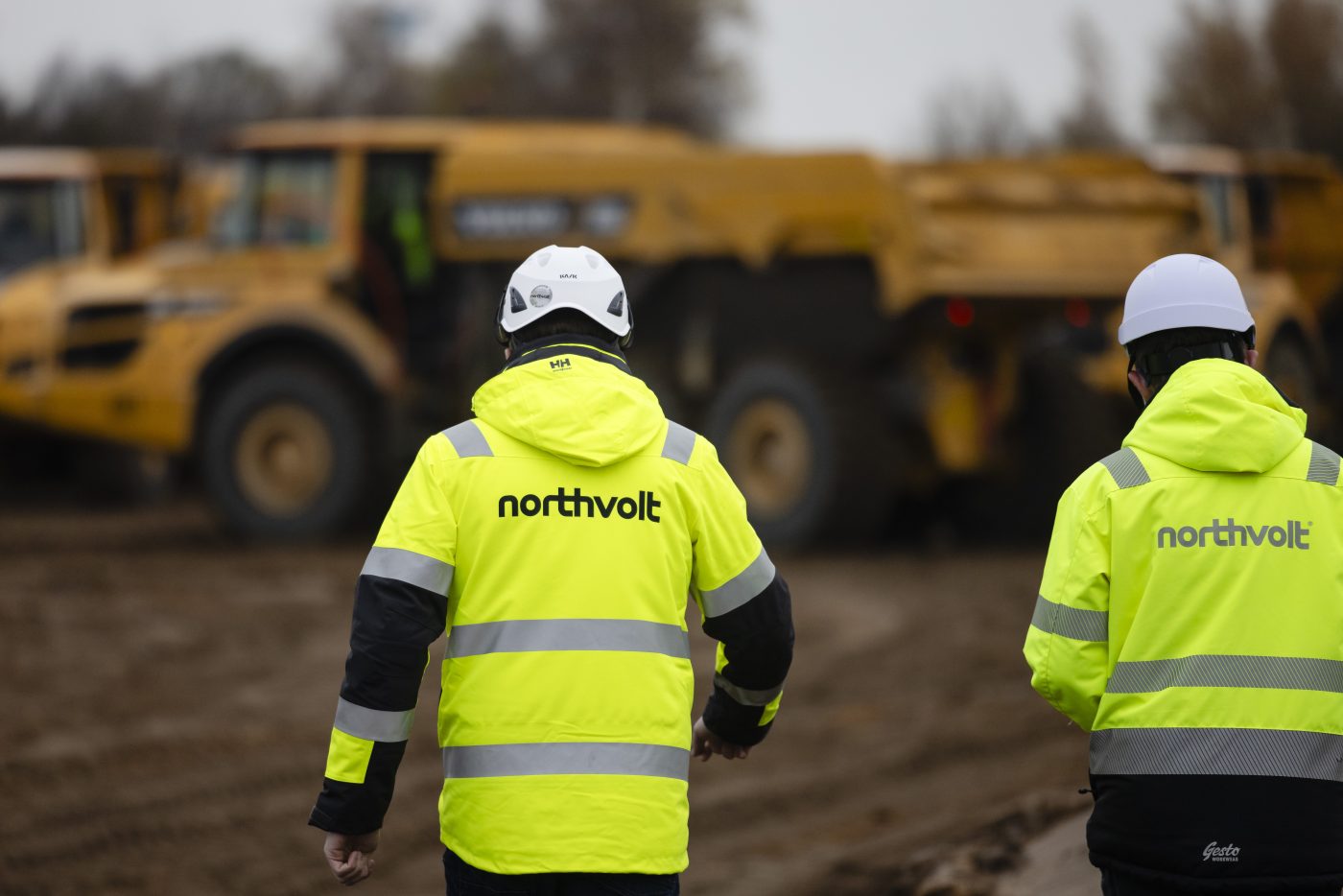 Photo: Two Nothvolt employees walk across a construction site in the Dithmarschen district. This is where the Northvolt battery factory for electric cars is to be built. However, following the budget ruling by the Federal Constitutional Court, it is still unclear how the planned federal funding for the construction will proceed. The company Northvolt is expecting costs of around 4.5 billion euros. Credit: (Aerial view with a drone) via Rueters