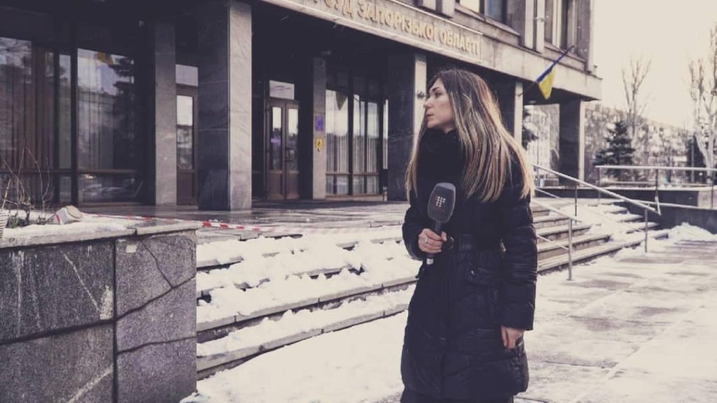 Photo: Viktoriia Roshchyna near the court in Zaporizizhia Oblast. Credit: Photo courtesy of Facebook Nataliya Gumenyuk