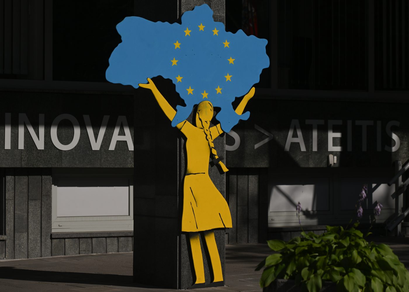 Photo: VILNIUS, LITHUANIA - JUNE 12, 2023: Street art depicting a young woman carrying the outlines of a map of Ukraine with the European flag inside, in Vilnius, Lithuania, in Vilnius, Lithuania, on July 12, 2023. Credit: Artur Widak/NurPhoto