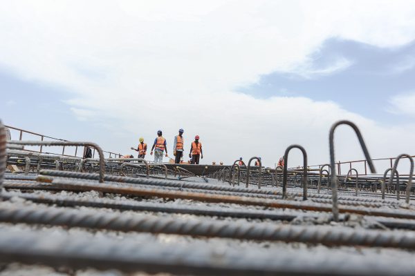 Photo: Workers working on the construction site of the bridge over the Logone. Long of more than 600m, this bridge financed by the European Union, will connect Cameroon to Chad and allow thanks to the exchanges, the development of the region as a part of Europe's Global Gateway initiative. Credit: Daniel Beloumou/EU AV Service