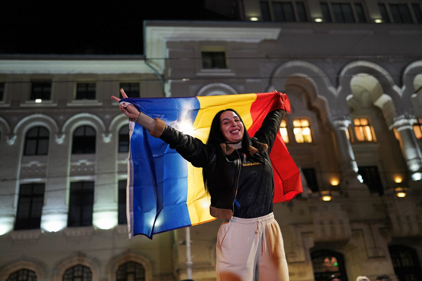 Photo: A supporter of Presidential candidate Nicusor Dan holds up a Romanian flag, as she reacts following exit polls in Romania's second round of the presidential election, in Bucharest, Romania, May 18, 2025. Credits: REUTERS/Andreea Campeanu