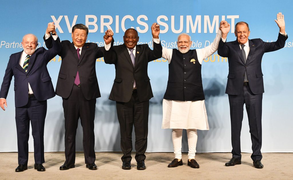 Photo: Johannesburg, South Africa.- In the photos taken on August 24, 2023, (from left to right) the President of Brazil, Luiz Inácio Lula da Silva; the president of China, Xi Jinping; the President of South Africa, Cyril Ramaphosa; Indian Prime Minister Narendra Modi and Russian Foreign Minister Sergey Lavrov attend the BRICS summit in Johannesburg, South Africa. Credit: Pool / Latin America News Agency via Reuters Connect.
