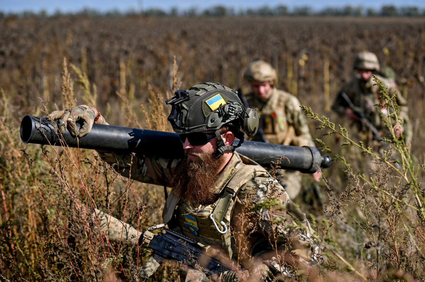 Photo: ZAPORIZHZHIA REGION, UKRAINE - OCTOBER 05, 2022 - Military mortar crew march through the field of dry sunflowers, Zaporizhzhia Region, southeastern Ukraine. Credit: Dmytro Smoliyenko via Reuters Connect
