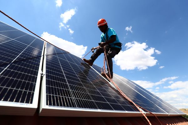 Photo: Rodrigue Kauahou, a worker of the installation company Alromar, sets up solar panels on the roof of a home in Colmenar Viejo, Spain June 19, 2020. Picture taken June 19, 2020. Credit: REUTERS/Sergio Perez
