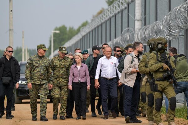 Photo: Ursula von der Leyen, 4th from the right, and Donald Tusk, 5th from the right, in the foreground. At the Poland-Belarus Border. Credit: EC - Audiovisual service. https://audiovisual.ec.europa.eu/en/media/photo/P-067699/00-19