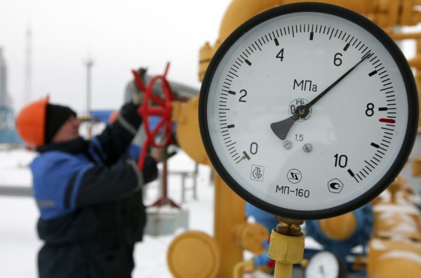 Photo: A worker turns a valve at the Nesvizhskaya compressor station some 130 km (81 miles) from Minsk January 9, 2009. Ukraine has given verbal agreement for the deployment of international gas transit observers, the chief of the Russian state-controlled gas export monopoly Gazprom, Alexei Miller, said on Friday. Gazprom has increased exports through the Yamal pipeline that goes from Siberia via Belarus to Poland and Germany to compensate for lower flows through Ukraine. Credit: REUTERS/Sergej Vasiljev
