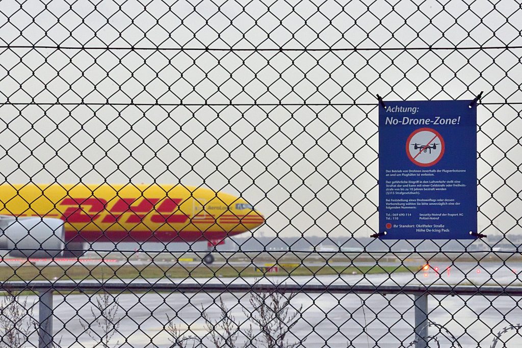 Photo: 15.11.2025 Drohnenverbot Startender Jet am Frankfurter Flughafen. Hier weisen Schilder auf das Verbot von Drohnen hin. In der Vergangenheit wurden immer wieder an verschiedenen Flughäfen Drohnen gesichtet. Man vermutet dahinter Russische Spionage oder Sabotage Aktionen. Frankfurt am Main Fraport Hessen Deutschland *** 15 11 2025 Drone ban Jet taking off at Frankfurt Airport Here, signs indicate the ban on drones In the past, drones have repeatedly been spotted at various airports Russian espionage or sabotage actions are suspected Frankfurt am Main Fraport Hessen Germany. Credit: Via Reuters