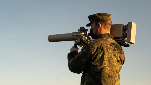 Photo: A German soldier uses a shoulder-mounted drone jamming device to jam a fixed wing UAV during Counter-Unmanned Aerial System Technical Interoperability Exercise in Vredepeel, Netherlands on 9 November 2021. Credit: NATO via Flickr https://www.flickr.com/photos/nato/52148343844/in/photolist-2nsccHe-2nsaTNC-2ruiBn6-2ns4sVr-2nsccEo-2nsaTXq-2ns9FBY-2ns9FFa-2oJYWdT-2nsaTVb-2ns9FDm-2nsccFv-2nPKhat-2rodheN-2rodheH-2roc7Dz-2nPLdco-2nPDgCN-2nPHZSo-2mv4DWC-2oK338G-2roc7P4-2oK4S8b-2rodTEi-2rodhjY-2nPJ16j-2oK4TMd-2nPJ1xm-2oK5qbn-2hi98sX-2oK32pH-2nPDgh7-2mv4Cgt-2oK3JSq-2nPKB5U-2nPKBo9-2mv3zzT-2muUNvB-2mv4DF2-2hia5YT-2mv4DbQ-2muYXNf-2nPKfFb-2nPLdHJ-2oK5p4H-2mv18rU-2nPLdWK-2nPDg8u-2muYYGK-2nPKBug